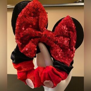 Nwot Minnie Mouse scrunchie